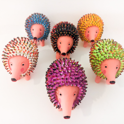 Seis figuras decorativas de ouriços multicoloridos sobre fundo branco