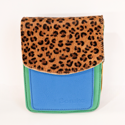Carteira pequena com padrão leopardo na aba, corpo azul e bordas verdes.