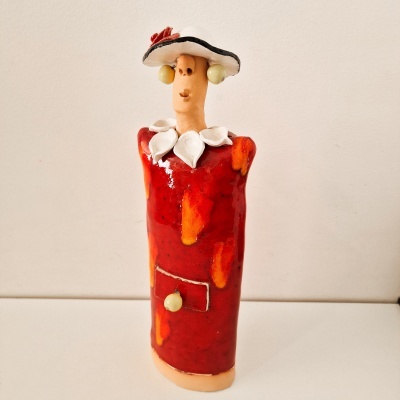 Figura decorativa de cerâmica com vestido vermelho e chapéu branco