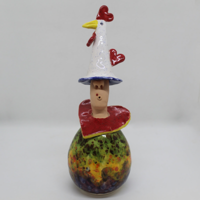 Galo de cerâmica colorido com detalhes em vermelho, amarelo e verde