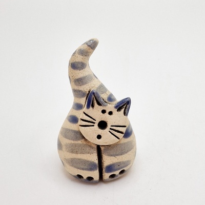 Figura decorativa de gato em cerâmica com riscas cinza e bege