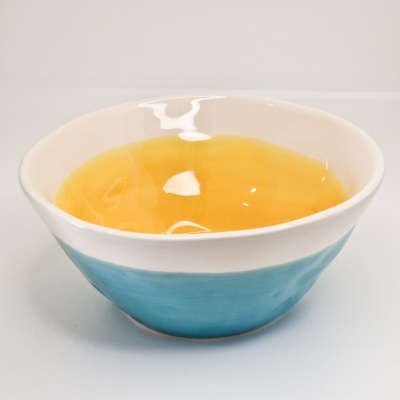 Taça cerâmica azul e branca com interior amarelo