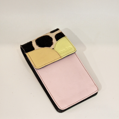 Estojo para óculos em pelúcia animal print com couro amarelo claro e rosa pastel