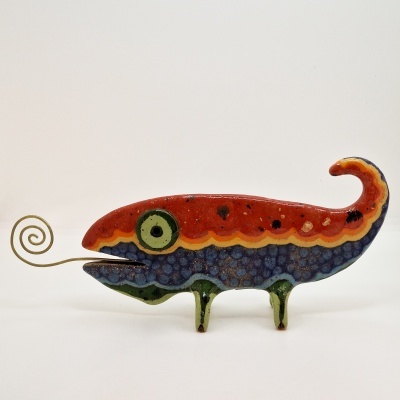 Estatueta decorativa em cerâmica colorida formato animal com cauda espiral