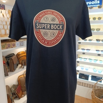 T-shirt preta com estampa Super Bock em loja.