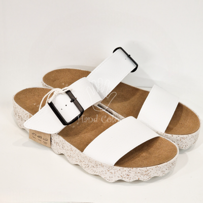 Sandálias brancas com fivela preta e sola branca texturizada