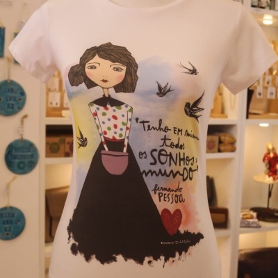 T-shirt branca com ilustração colorida e citação de Fernando Pessoa
