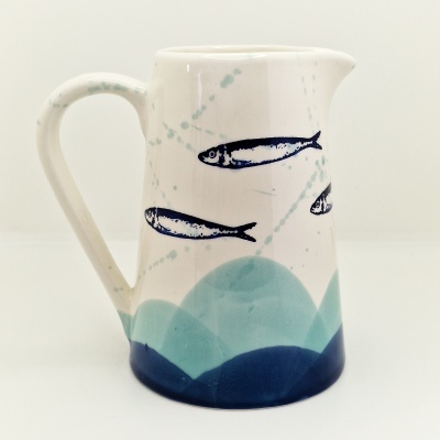 Jarro de cerâmica branco com desenhos de peixes azuis e ondas em azul