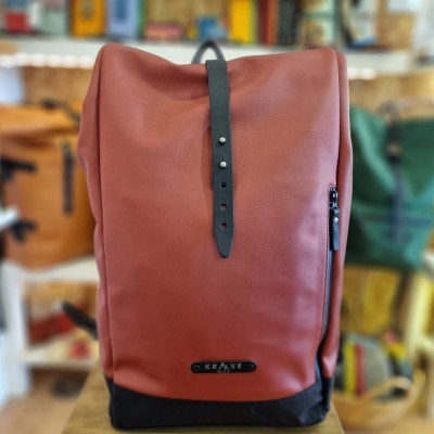 Mochila castanha com base preta e tira preta com ilhóses à frente