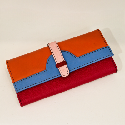 Carteira de couro tricolor com fecho rosa