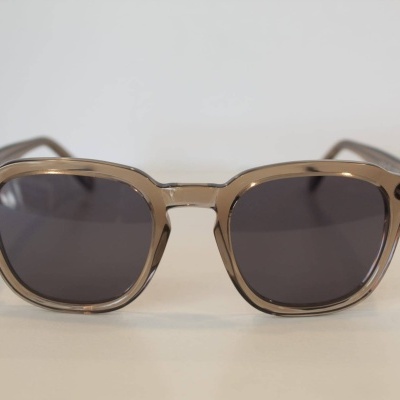 Óculos de sol com armação castanha transparente e lentes escuras