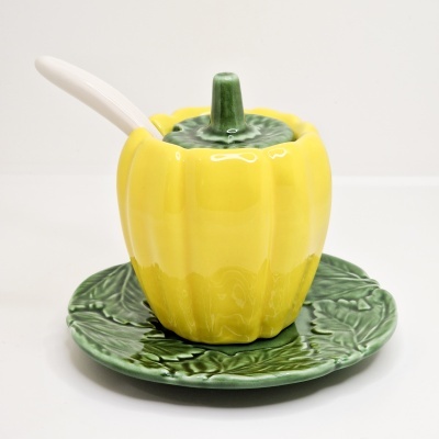 Conjunto cerâmico amarelo e verde em forma de pimento e folhas