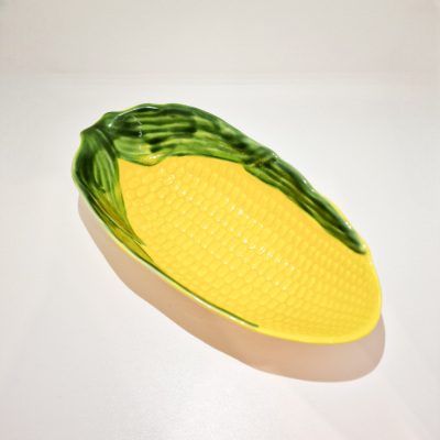 Prato cerâmico em forma de espiga de milho amarelo com folhas verdes