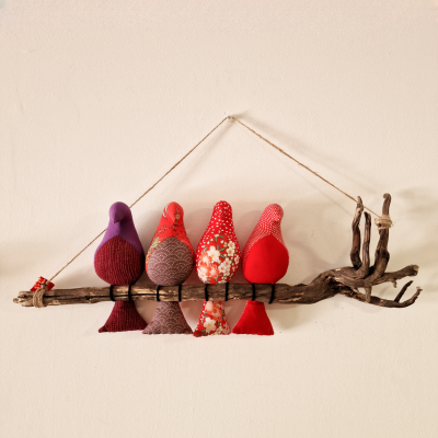 Decoração de pássaros de tecido em rama de madeira suspensa na parede