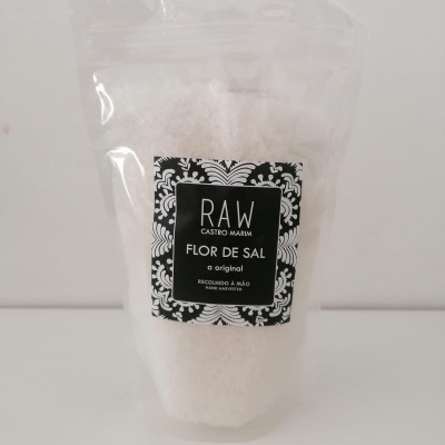Embalagem transparente de flor de sal com etiqueta preta e branca