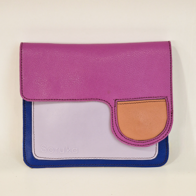 Carteira pequena colorida em couro com gravação Soruka