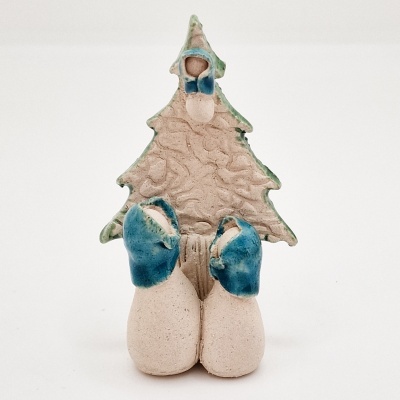 Figura decorativa em cerâmica de árvore de Natal bege com detalhes azuis.