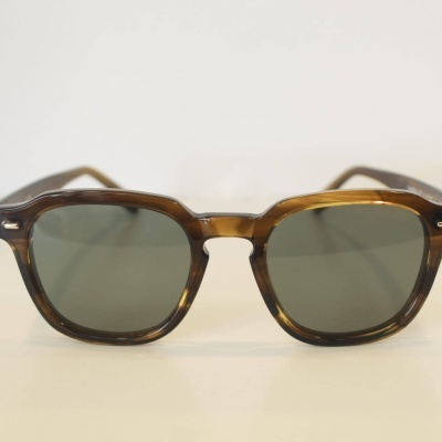 Óculos de sol com armação castanha e lentes escuras