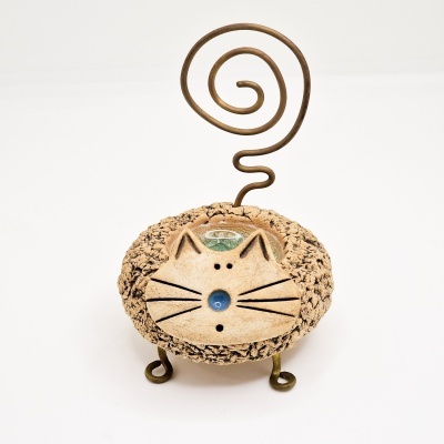 Porta-fotos cerâmico em forma de gato com suporte em espiral