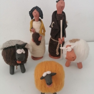 Figuras artesanais de presépio em lã, feltro e barro.