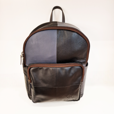 Mochila de couro azul e castanho escuro com fechos metálicos e costuras castanhas