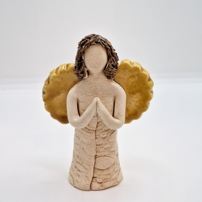 Estátua decorativa de anjo cerâmica com asas amarelas e mãos postas em oração