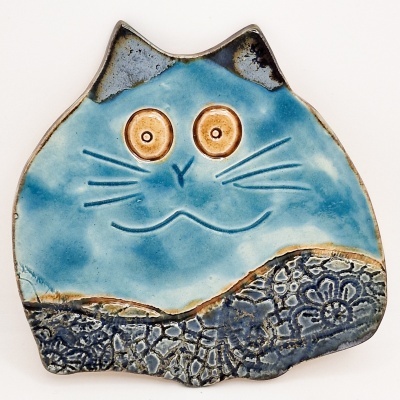 Peça decorativa em cerâmica azul com formato de cabeça de gato e padrões florais