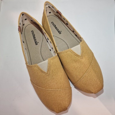 Par de sapatilhas amarelas femininas de tecido com interior estampado e marca cubanas