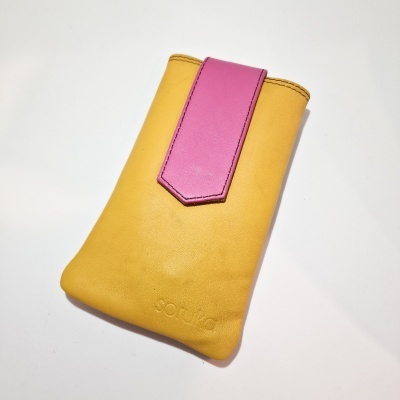 Estojo amarelo de pele com aba rosa e marca Softouch em relevo