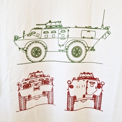 Desenho de viaturas militares blindadas em tecido branco