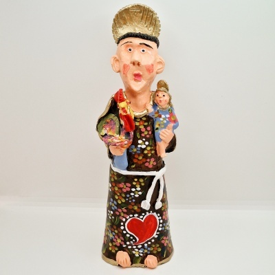 Figura decorativa de cerâmica de homem com duas figuras menores