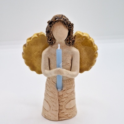 Figurinha de anjo decorativo em cerâmica com asas amarelas e vela azul