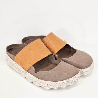 Sapatos casuais femininos cinza com faixa castanha e sola branca texturada