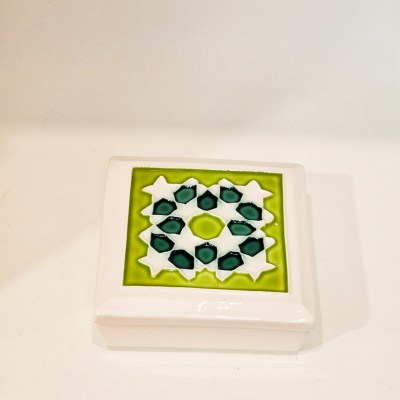 Caixa quadrada branca com tampa decorada em cerâmica verde e azul escuro.