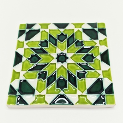 Azulejo decorativo quadrado padrão geométrico verde, branco e preto