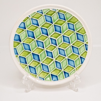 Prato redondo com padrão geométrico azul e verde