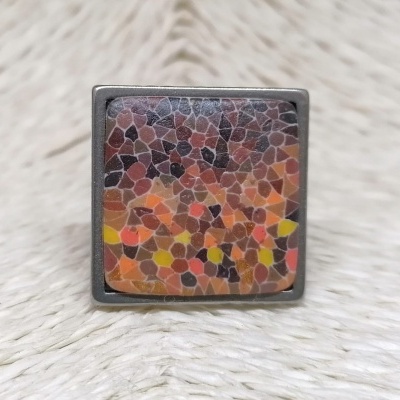 Anel quadrado com padrão de mosaico colorido