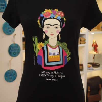 T-shirt preta com estampa colorida de Frida Kahlo e texto em inglês.