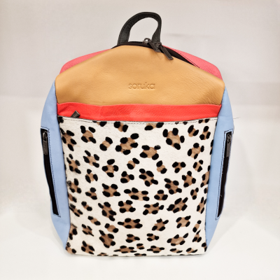 Mochila colorida com padrão animal print e detalhes em pele