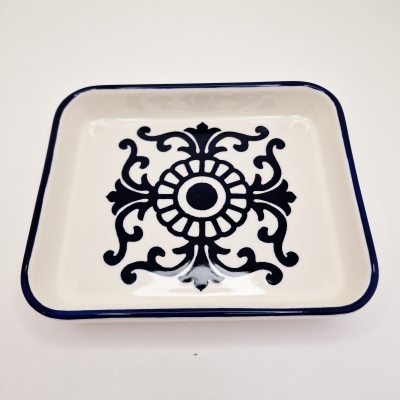 Prato quadrado de cerâmica branca com padrão azul escuro