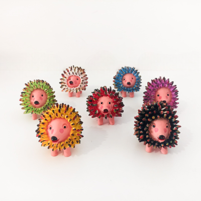 Miniaturas coloridas de ouriços-de-cauda em fundo branco