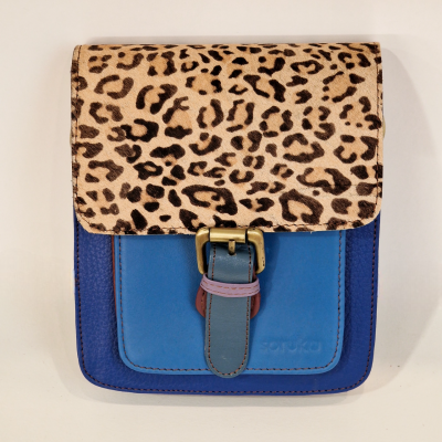 Mala pequena de pele azul com padrão animal print na aba e fecho de fivela metálica dourada