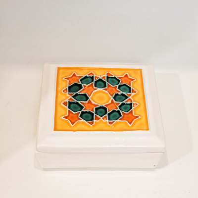 Caixa branca quadrada com tampa decorativa colorida em cerâmica
