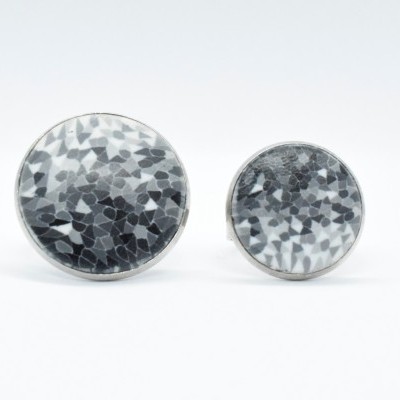 Par de botões redondos com padrão mosaico preto e cinzento