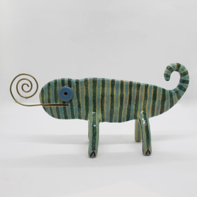 Escultura de cerâmica em forma de camaleão azul e verde com rabo enrolado metálico