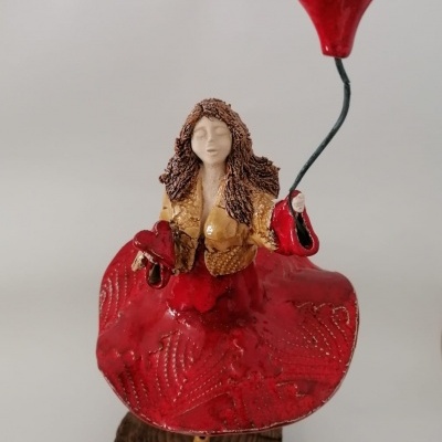 Figura decorativa mulher com balão coração vermelho