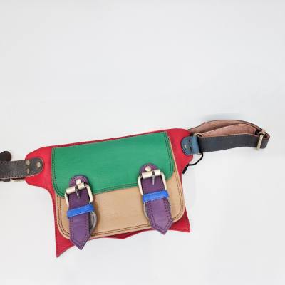 Bolsa tipo cinto colorida em pele com fivelas e correia de couro castanho escuro.