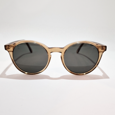 Óculos de sol redondos com armação translúcida bege e lentes escuras