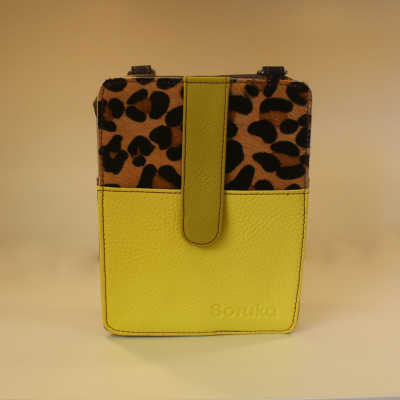 Carteira ou bolsa pequena amarelo com padrão leopardo