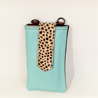 Bolsa azul claro com aba padrão leopardo e argolas metálicas escura no topo